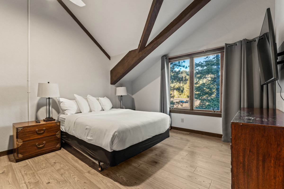 Olympic Valley Mountain Modern bedroom 6