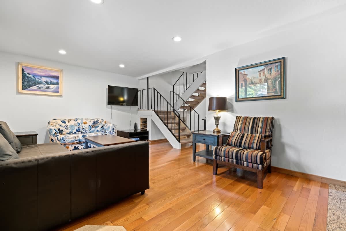 Cozy living room of a Tahoe City vacation rental with sofas, artwork, and a flat-screen TV.