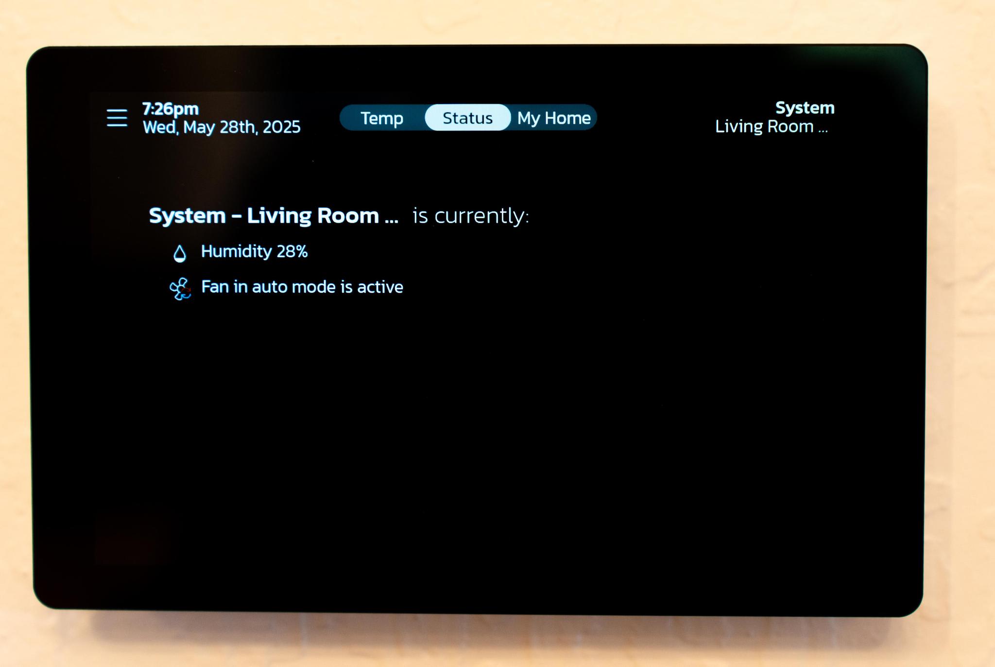 Smart thermostat display in Truckee vacation rental showing humidity at 28% and fan in auto mode.