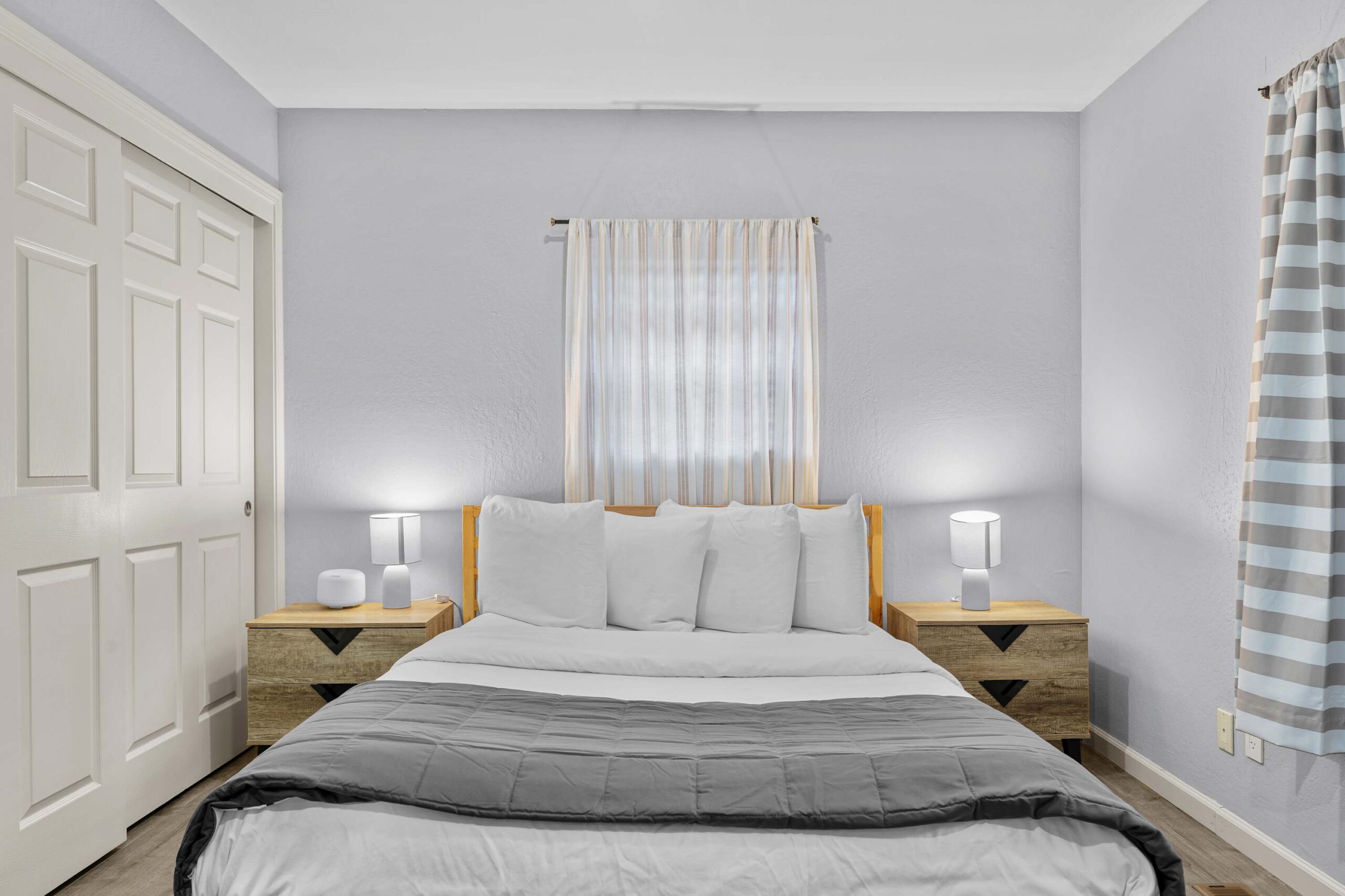 Cozy bedroom in a Truckee vacation rental, featuring a neatly made bed, side tables, and soft lighting for relaxation.